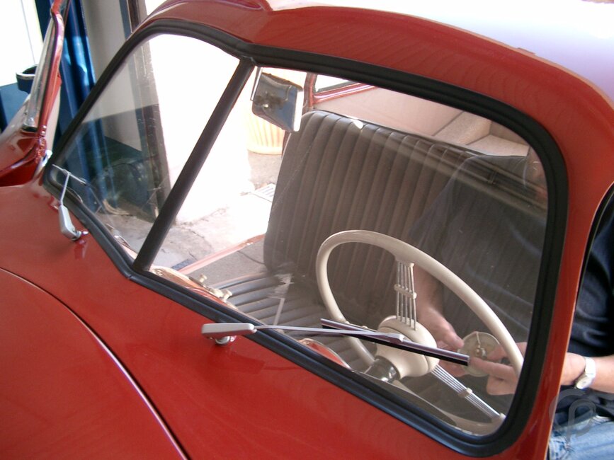 Die zweigeteilte Windschutzscheibe des Porsche 356/2 Gmünd Coupe in Nahaufnahme