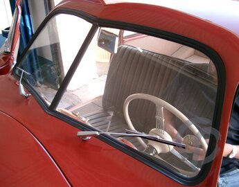 Die zweigeteilte Windschutzscheibe des Porsche 356/2 Gmünd Coupe in Nahaufnahme