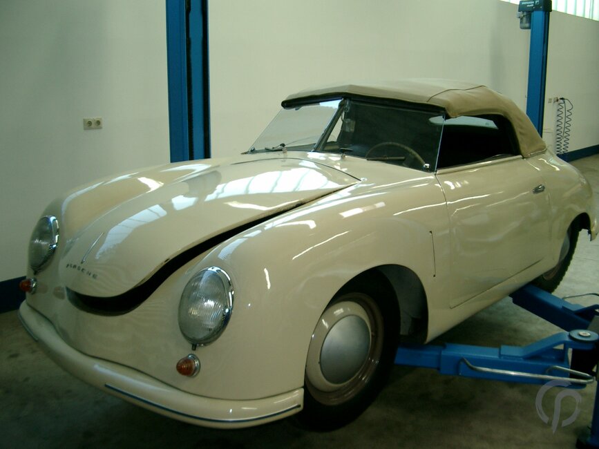 Das Porsche 356 Keibl Cabrio auf der Hebebühne vor Restaurationsbeginn in unserer Werkstatt
