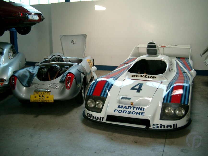 Der Porsche 936 neben einem Porsche 550 Spyder Panamericana Rotschwanz bei uns in der Werkstatt
