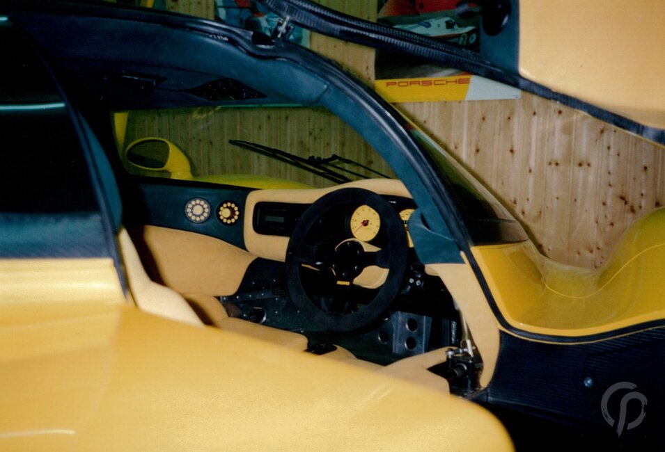Dauer 962 gelb Ansicht gelber Innenraum von vorne rechts inkl Lenkrad durch offene Tür in unserer Werkstatt