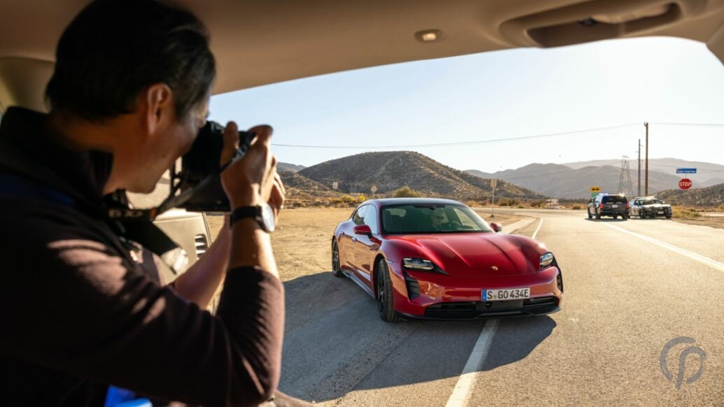 Porsche Taycan GTS Sport Turismo beim Fotografieren