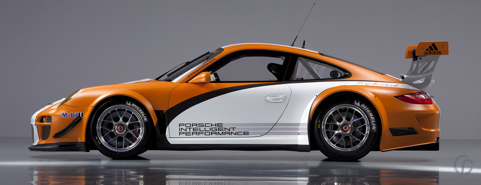 Porsche 911 GT3 R Hybrid Seitenansicht in orange_weiss